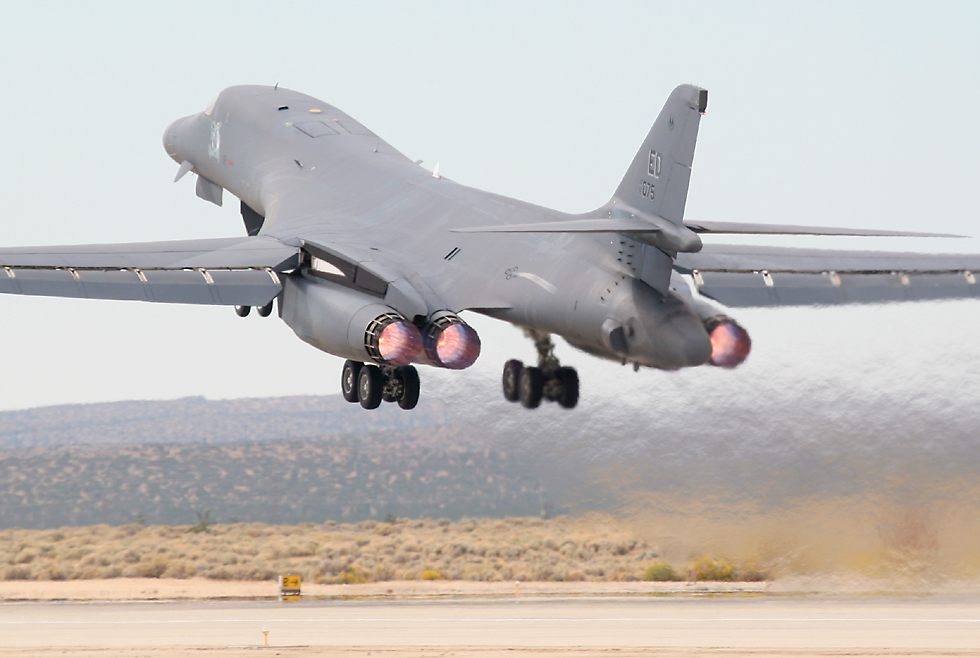 B-1B Lancer afterburner takeoff   (click here to open a new window with this photo in computer wallpaper format)