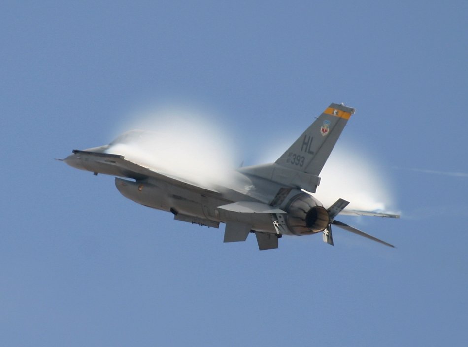 F-16 Fighting Falcon pulling vapor