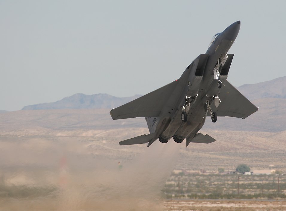 F-15 Eagle taking off steeply   (click here to open a new window with this photo in computer wallpaper format)