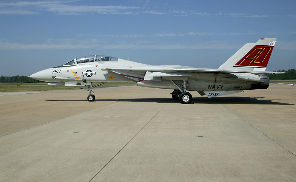 retro F-14 taxying