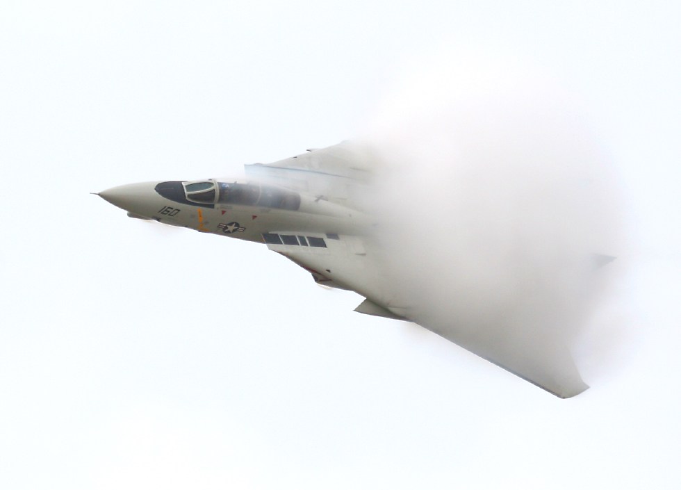 retro F-14 fast pass with vapor