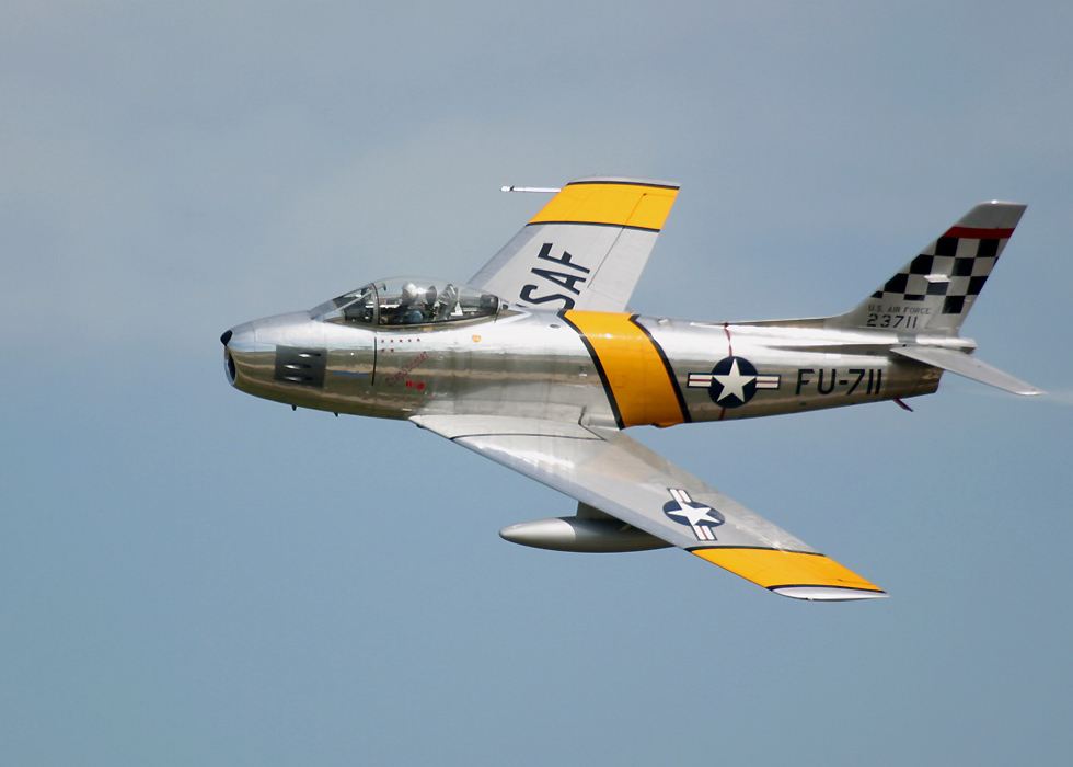 F86 Sabre banking  (click here to open a new window with this photo in computer wallpaper format)