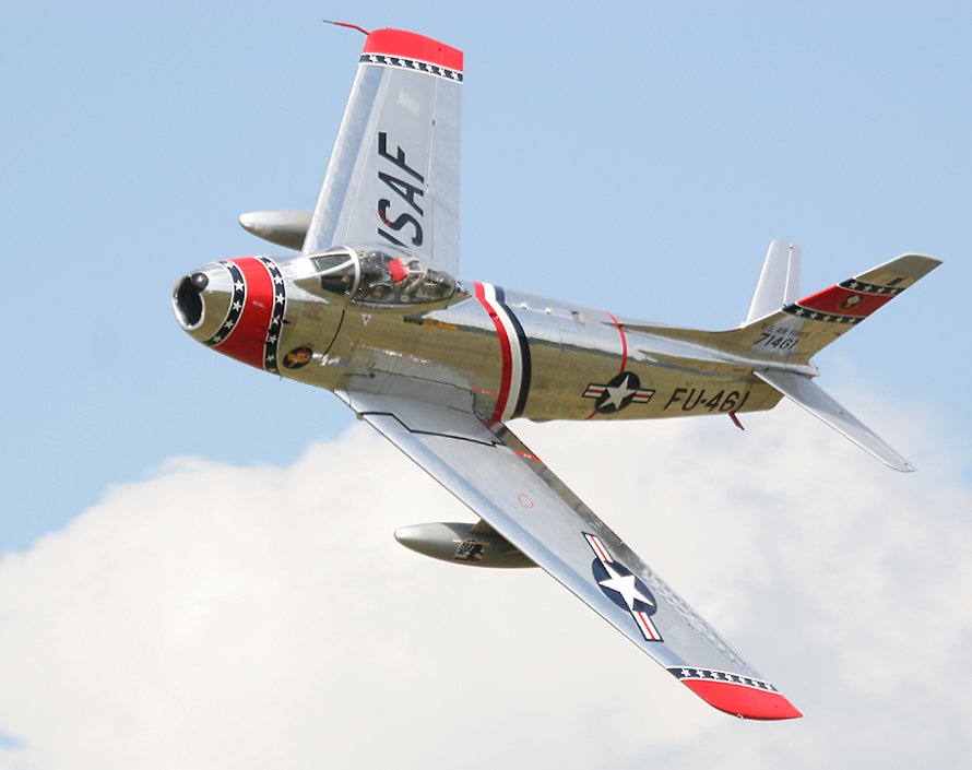 F-86 Sabre   (click here to open a new window with this photo in computer wallpaper format)