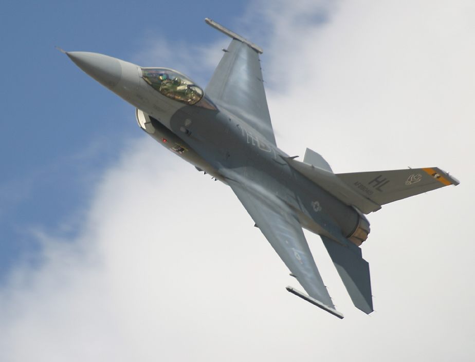 F-16 Fighting Falcon photo pass  (click here to open a new window with this photo in computer wallpaper format)