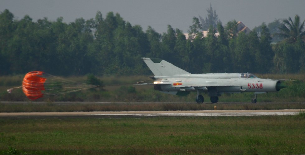 MiG-21 landing with drogue