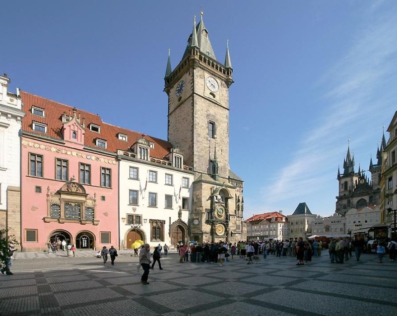 Prague's Old Town Square    (click here to open a new window with this photo in computer wallpaper format)