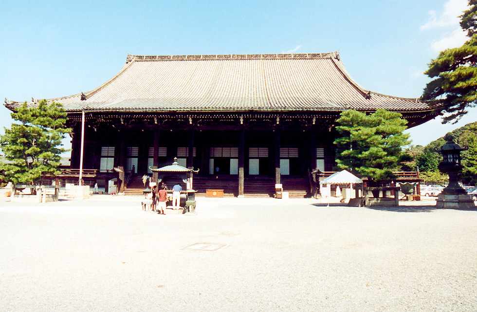 front view of the main building at Chion-in