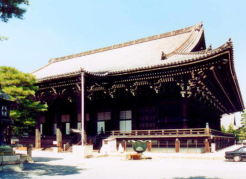 side view of the main building at Chion-in
