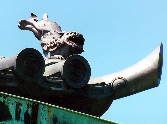 flying lion roof ornament