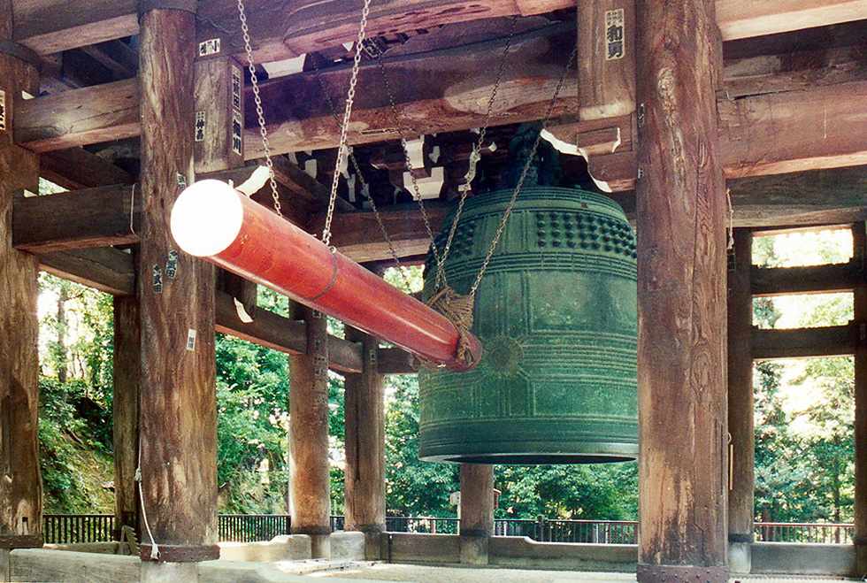 Chion-in temple bell and striking log