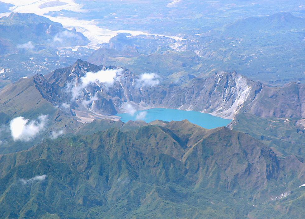 Mt Pinatubo  (click here to open a new window with this photo in computer wallpaper format)