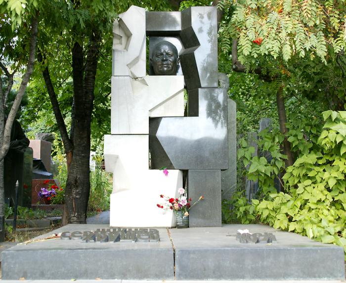 premier Khruschev's grave  (click here to open a new window with this photo in computer wallpaper format)