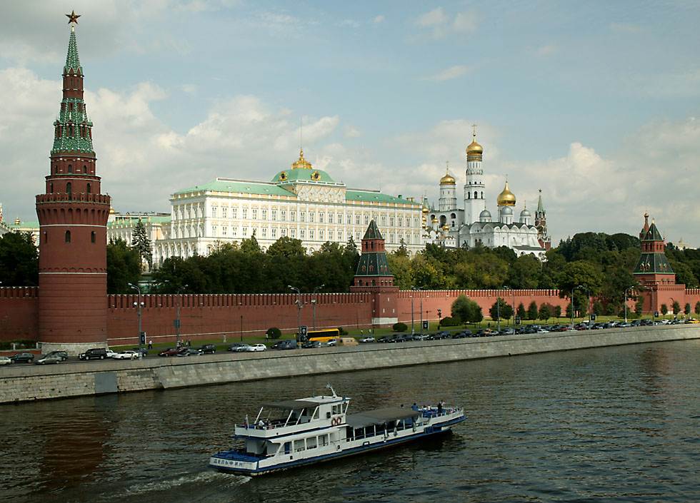 a boat passing the Kremlin   (click here to open a new window with this photo in computer wallpaper format)