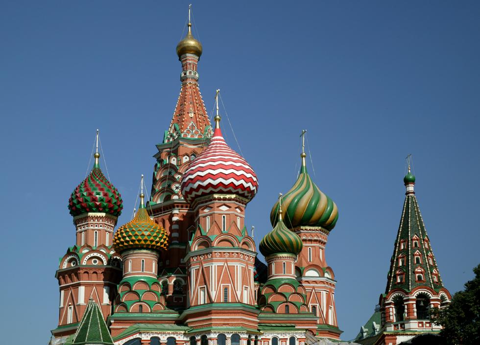 south side of St Basil's cathedral   (click here to open a new window with this photo in computer wallpaper format)