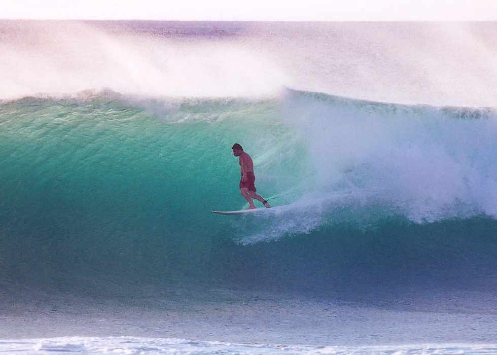 Hawaii Pipeline Surfing